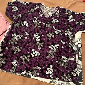 NWOT Scrub Top — (read)